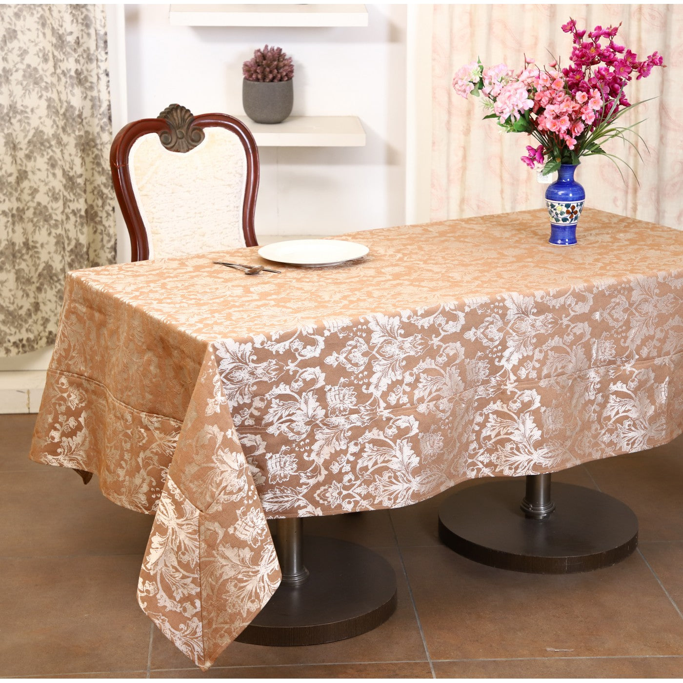 Elegant Renaissance: Jacquard Fiore Damask Table Cover Collection