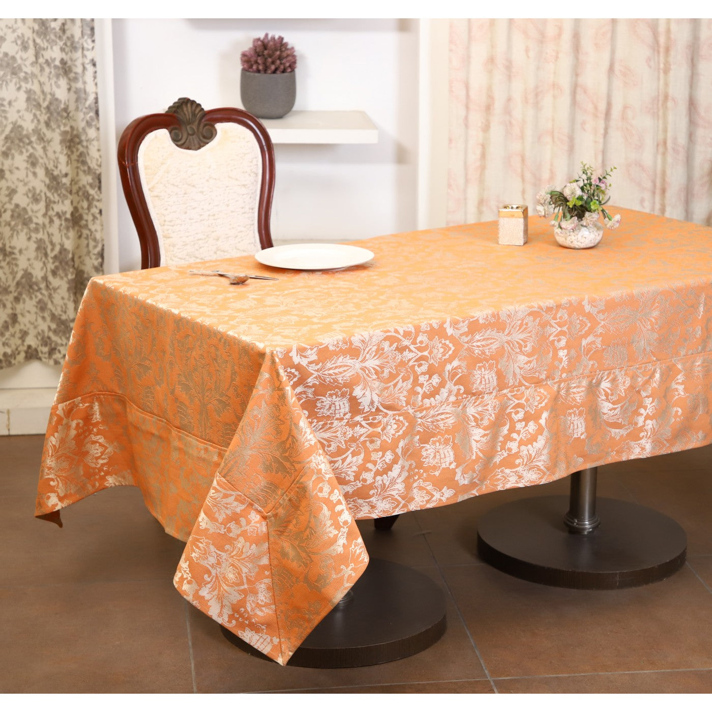 Elegant Renaissance: Jacquard Fiore Damask Table Cover Collection