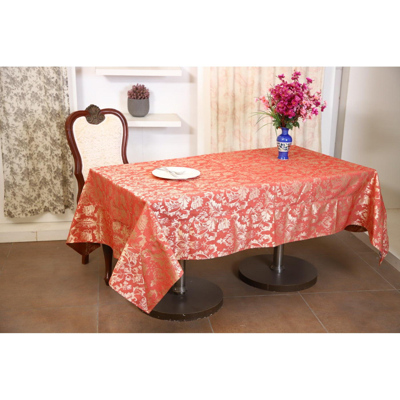 Elegant Renaissance: Jacquard Fiore Damask Table Cover Collection