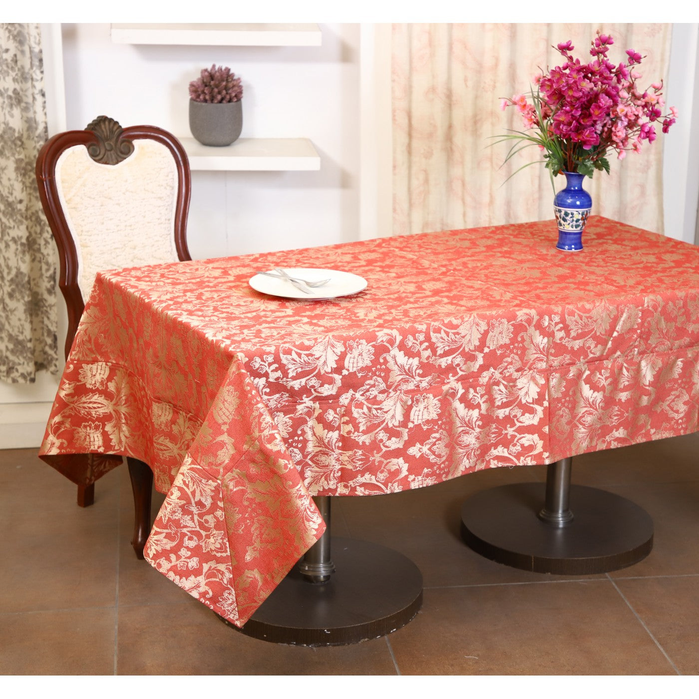 Elegant Renaissance: Jacquard Fiore Damask Table Cover Collection