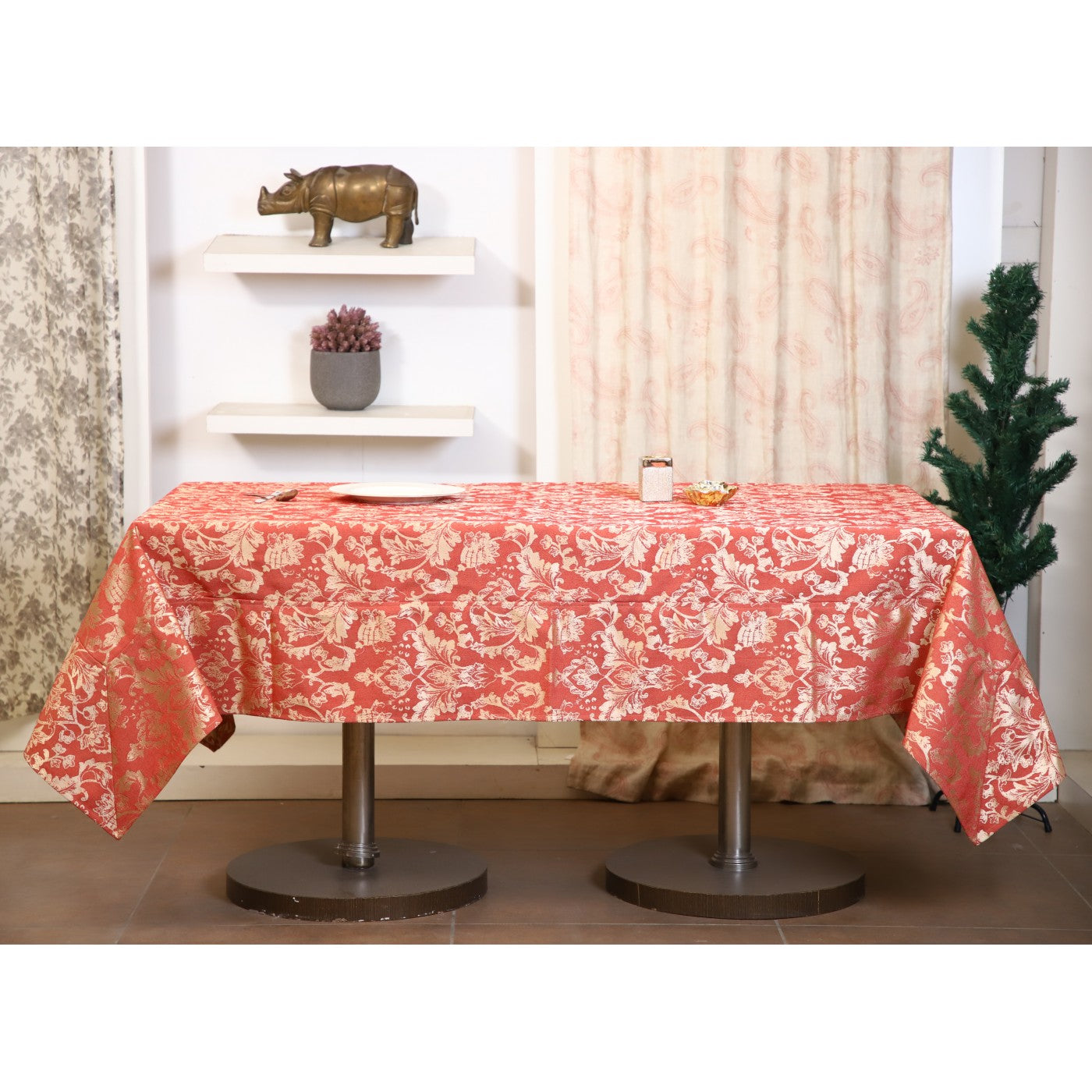 Elegant Renaissance: Jacquard Fiore Damask Table Cover Collection