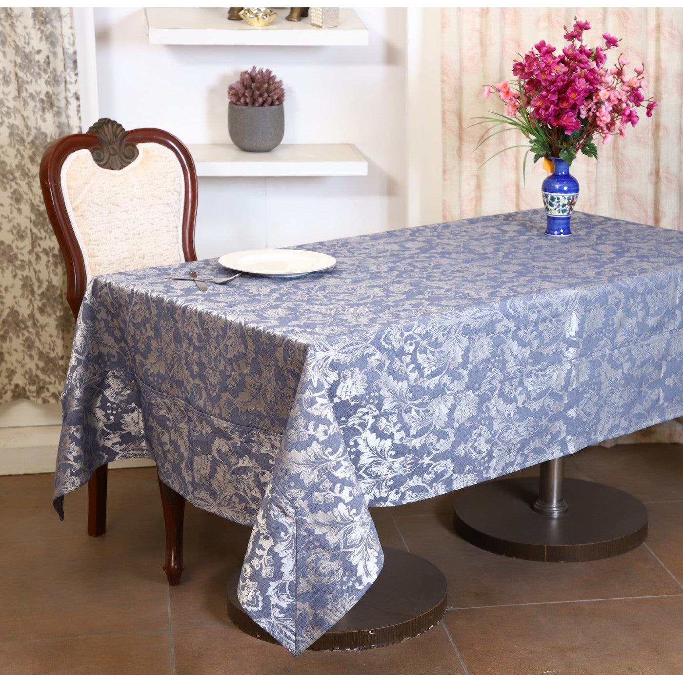 Elegant Renaissance: Jacquard Fiore Damask Table Cover Collection