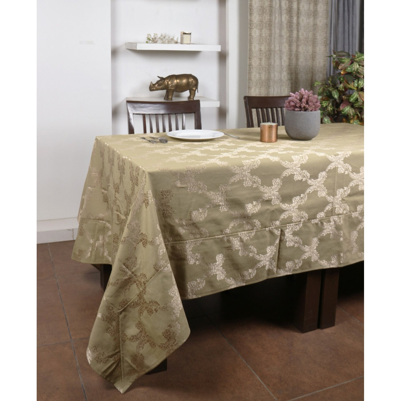 Opulent Ogee Jacquard Elegance for Your Dining Table Cover