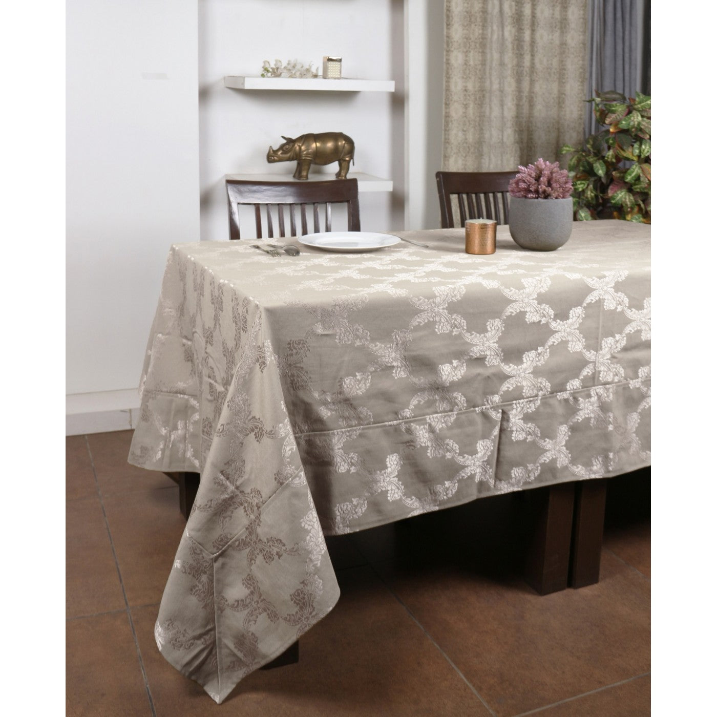Opulent Ogee Jacquard Elegance for Your Dining Table Cover
