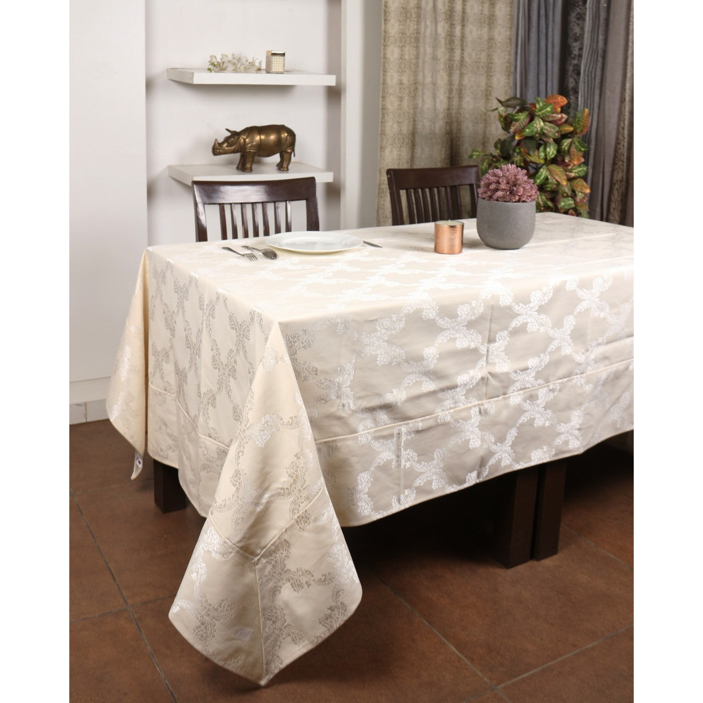 Opulent Ogee Jacquard Elegance for Your Dining Table Cover