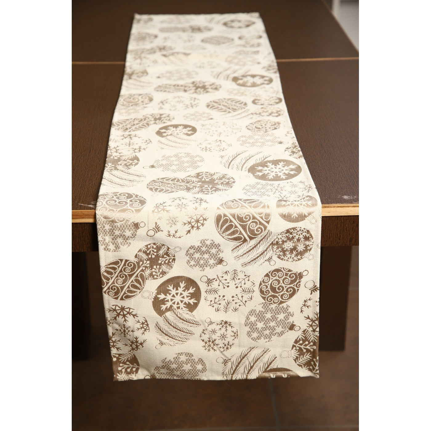 Autumn Elegance Fresh and Beige Table Runner Adorned with Delicate Leaves